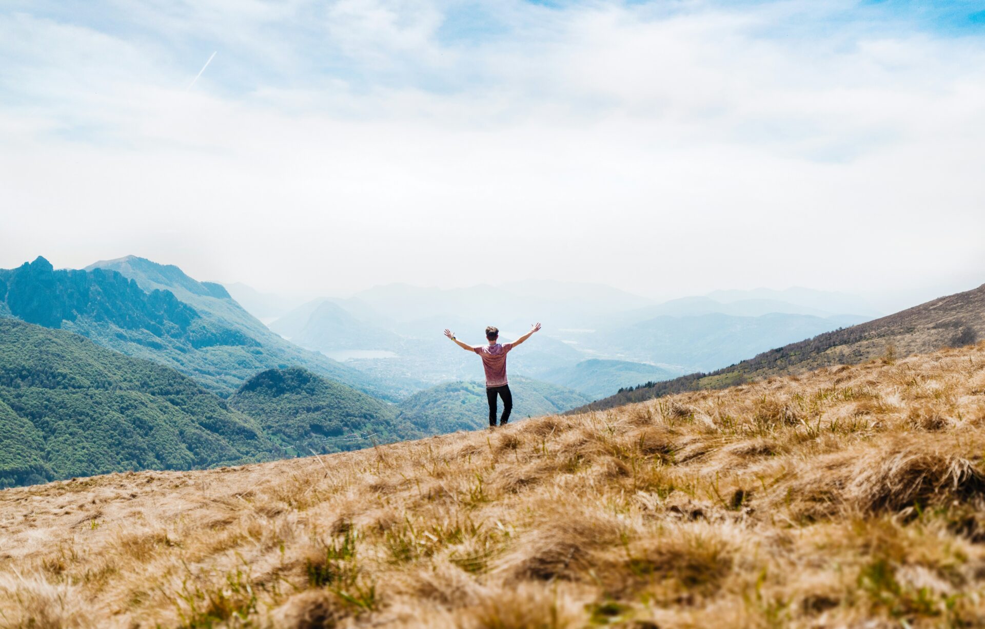 Homme en haut d'une montagne, sentiment de liberté